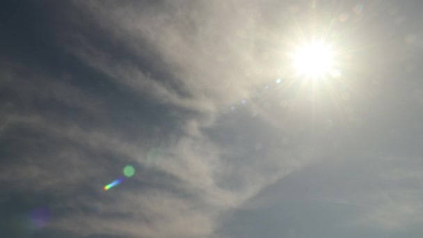 Soleil Brillant Éclat Lentille Derrière Les Nuages Matin Time Lapse — Video