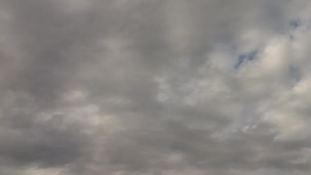 Nubes Moviéndose Hacia Timelapse Cámara Gris Azul Cielo — Vídeo de stock