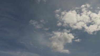 Kümülüs bulutları mavi gökyüzünde oluşan zaman dilimi