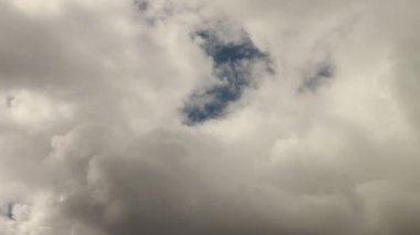 Ekran zaman ayarını dolduran açık gri bulutlar 4K