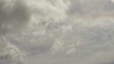 Bulutlu bir günde iki kat altostratus ve stratus bulutu.