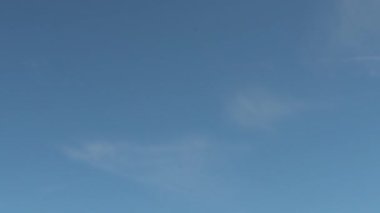 Hafif sirrus bulutları, masmavi bir gökyüzünde zaman kavramına bürünür.