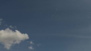 Mavi gökyüzü ve kümülüs bulutları oluştururken zaman kavramı