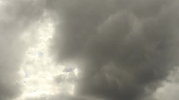 Nuvens Brilhantes Céu Chegando Assustadora Cor Cinza Timelapse — Vídeo de Stock