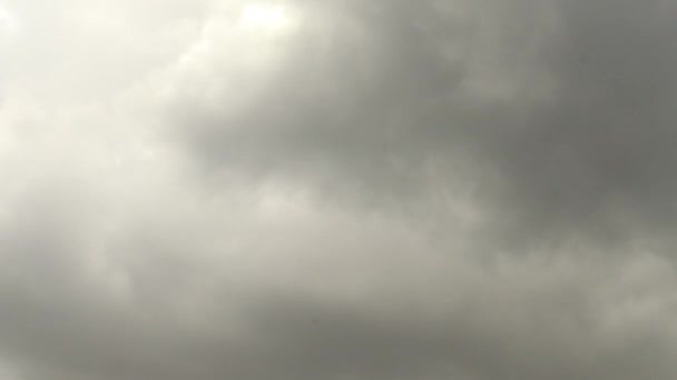 Nubes Blancas Timelapse Empezando Volverse Gris Con Sol Detrás — Vídeos de Stock