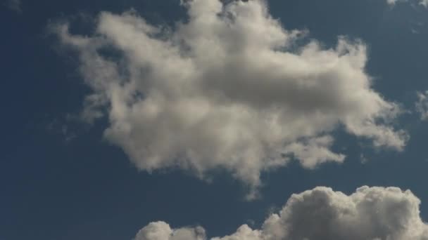 Upadek Czasu Białych Chmur Cumulus Nad Jasnym Błękitnym Niebem Słoneczny — Wideo stockowe