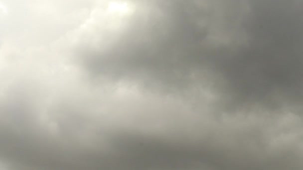 Nuages Blancs Timelapse Commence Devenir Gris Avec Soleil Derrière — Video