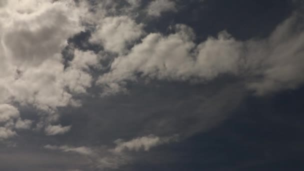 Wolken Timelapse Bewegen Van Rechts Naar Links Een Donkerblauwe Hemel — Stockvideo