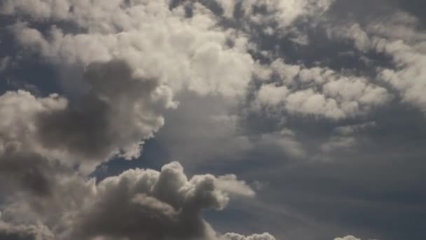 Hermosas Nubes Que Mueven Time Lapse Sobre Cielo Gris — Vídeo de stock
