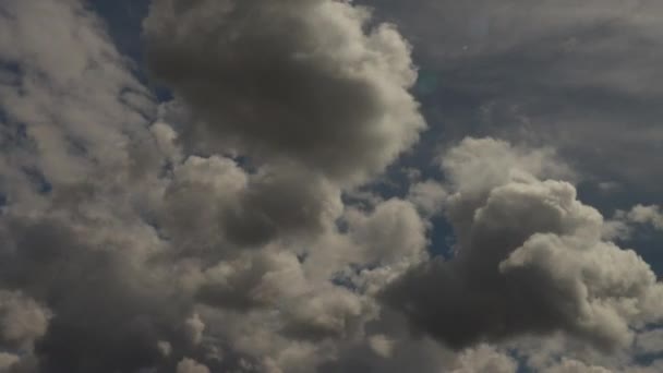 Nubes Blancas Masivas Formándose Sobre Cielo Azul Timelapse — Vídeos de Stock