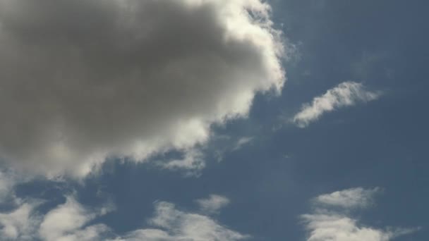 Piękna Biała Chmura Timelapse Nad Szarym Niebieskim Niebem — Wideo stockowe