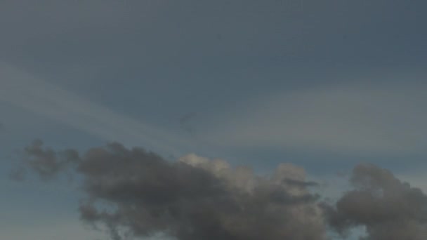 Cúmulo Gris Claro Nubes Timelapse Sobre Cielo Azul Claro — Vídeos de Stock