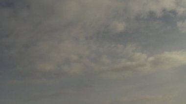 Bulutlar akşamdan akşama kadar kameraya doğru ilerler.