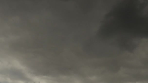 Gri Bulutlar Sağdan Sola Hareket Ediyor — Stok video