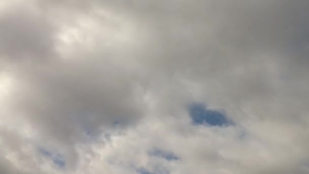 Kanada Mavi Gökyüzünde Hızla Ilerleyen Beyaz Bulutlar — Stok video