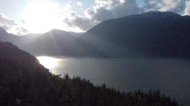 Parlak gün ışığında bir dağ koyunun üzerinden uç.