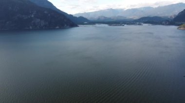 Vancouver yakınlarında güneşli bir havada göl üzerinden uç.
