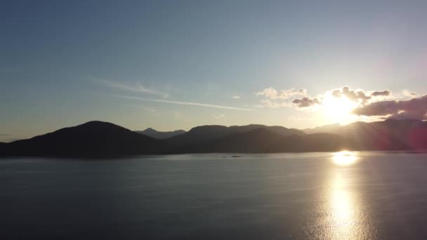 Ηλιαχτίδες Πάνω Από Λίμνη Που Περιβάλλεται Από Βουνά Φωτίζονται Από — Αρχείο Βίντεο