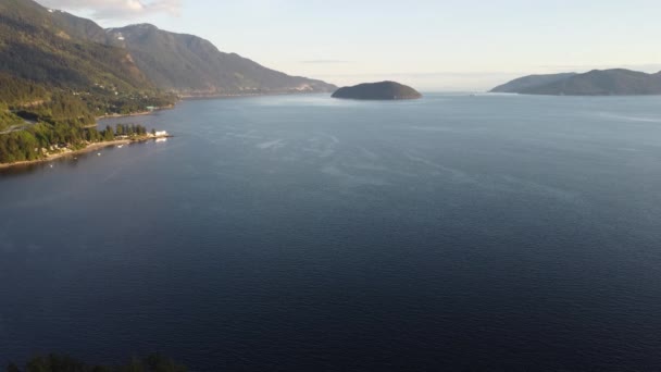 Vue Aérienne Lac Montagne Illuminé Par Soleil Soir Canada — Video