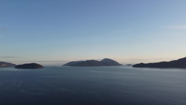 在美丽的夕阳西下 环绕着群山 在平静的水面上飞翔 — 图库视频影像