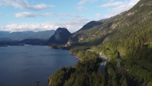 カナダの晴れた日に湾の隣に木で覆われた山 — ストック動画