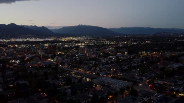 Aerial View Vancouver Dusk Illuminated Houses Mountains Far Away — Vídeo de Stock