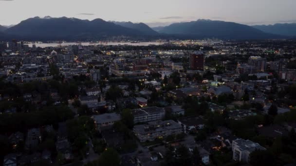 Aerial View Neighbourhood Vancouver Mountains Creek Far Away Dusk — Vídeo de Stock