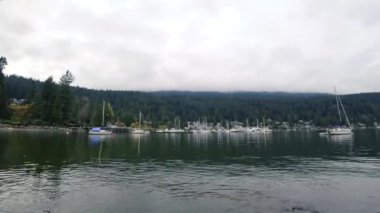 Kanada 'da derede sular bulutlu bir günde yatlar demirli