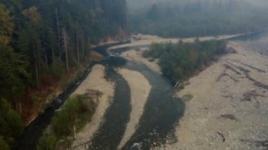Nehrin akıntılı ve berrak mavi suları olan alt tarafı. Ormanla çevrili