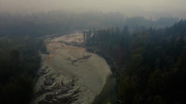 Drone Vista Riflesso Oro Nel Fiume Durante Incendio Boschivo Canada — Video Stock