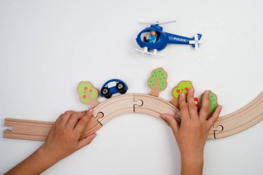 Beyaz arka planda oyuncak ahşap yol. Çocukların gelişimi için oyunlar.