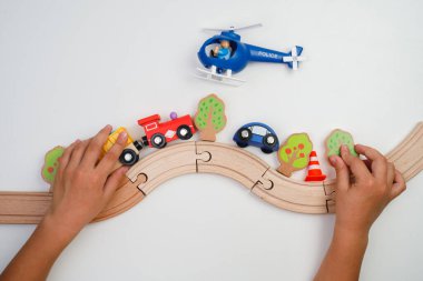 Beyaz arka planda oyuncak ahşap yol. Çocukların gelişimi için oyunlar.