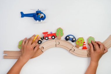 Beyaz arka planda oyuncak ahşap yol. Çocukların gelişimi için oyunlar.