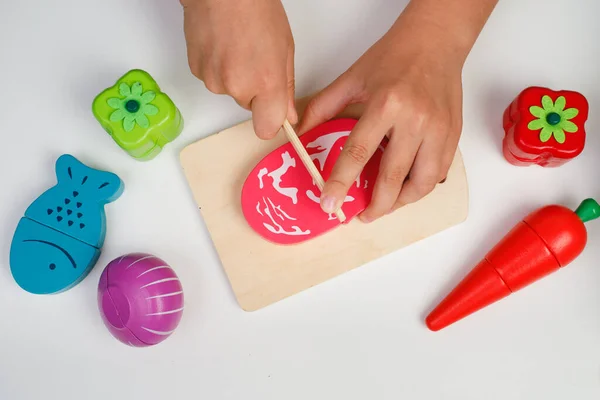 Criança Brinca Com Brinquedos Coloridos Madeira Criança Está Cortando Uma — Fotografia de Stock