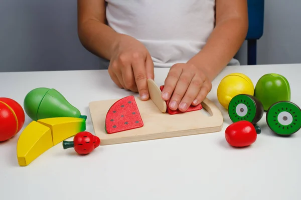 Criança Brinca Com Brinquedos Coloridos Madeira Criança Está Cortando Uma — Fotografia de Stock