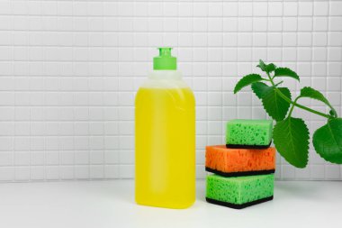 Naneli ve portakallı yemekler için deterjan. Parlak aroma. Tabak yıkama konsepti. Mutfak tezgahında bulaşık yıkamak için kapatıyoruz. Ev temizliği rutini