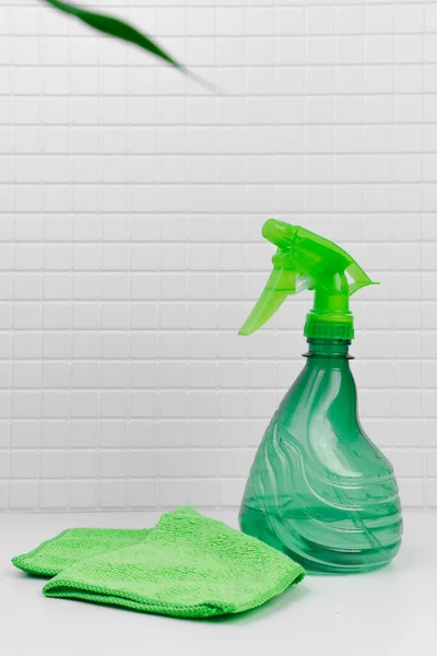 Bioorganikus Öko Tisztító Spray Palack Szórófejjel Fürdőszobában Fehér Alapon Tavaszi — Stock Fotó