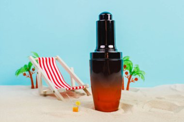Yaz kremi reklamları. Plaj tatil kozmetik ürünleri. Güneş kremi ve güneş özü. Unisex kozmetik. Kumsalda dinlenmenin konsept fotoğrafı. Mavi arka planda, kumsaldaki güverte sandalyeleri. Model 