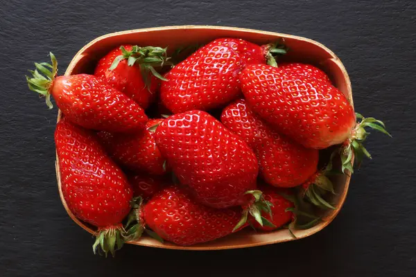 Fotografie Eines Tabletts Mit Erdbeeren Auf Schiefer Zur Illustration Von — Stockfoto