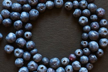 İleti, menü, etiket veya işaretler için arkaplan arkaplanındaki yaban mersinlerinin fotoğrafı