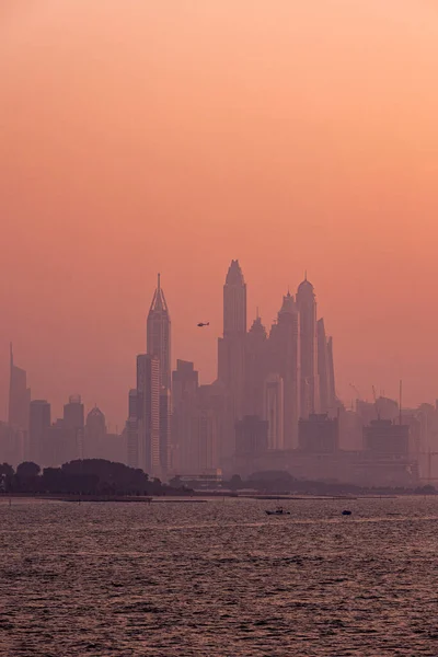 Dubai Marina 'nın puslu manzarası, bir helikopterle Dubai