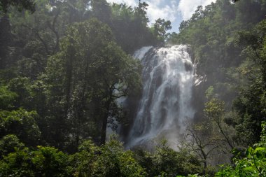 Güzel ve Büyük Şelale, Klong Lan Şelalesi Kamphang 'da 