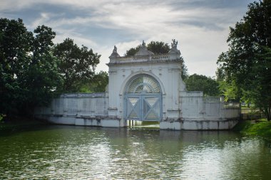 AYUTTHAYA, THAILAND- 27 Kasım 2021: Antik Vurgun Sarayı, Tayland 'da Ayutthaya