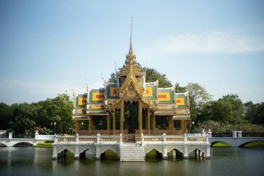 AYUTTHAYA, THAILAND- 27 Kasım 2021: Antik Vurgun Sarayı, Tayland 'da Ayutthaya