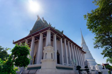 NONTHABURI, THAILAND 11 ARALIK 2021 Wat Chaloem Phra Kiat Worawihan Tapınağı. Nonthaburi, Tayland 'da antik mimari dönüm noktası ve seyahat noktası