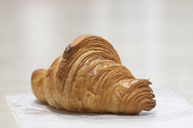 Kruvasan yağı. Masadaki orijinal kruvasan.