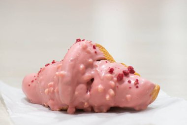 Çilekli kruvasan yağı.