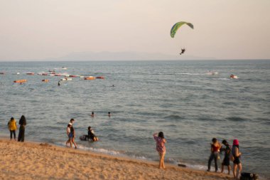 CHONBURI, THAILAND April14,2022: Pattaya Plajı güzel bir plajdır ve Tayland 'ın varış yerinin en iyisidir