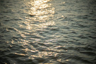 Dalgalı okyanus yüzeyi doğal huzur duygusunu gösteriyordu.