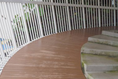 Tahta patika ve beton merdiven 